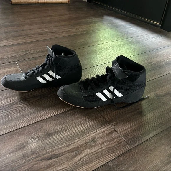 Black adidas hotsell shoes size 6